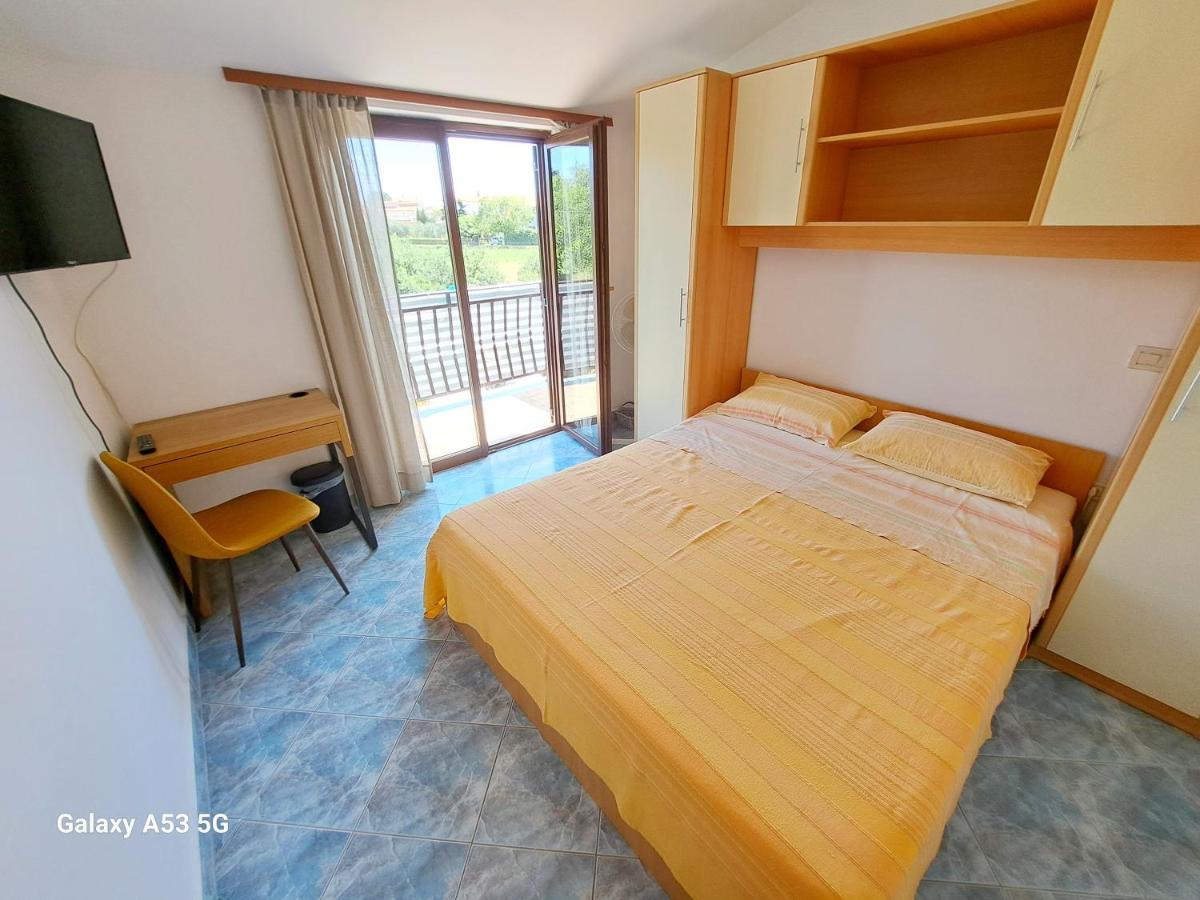 Aparments Orange & Blue Apartment Fazana Exterior photo